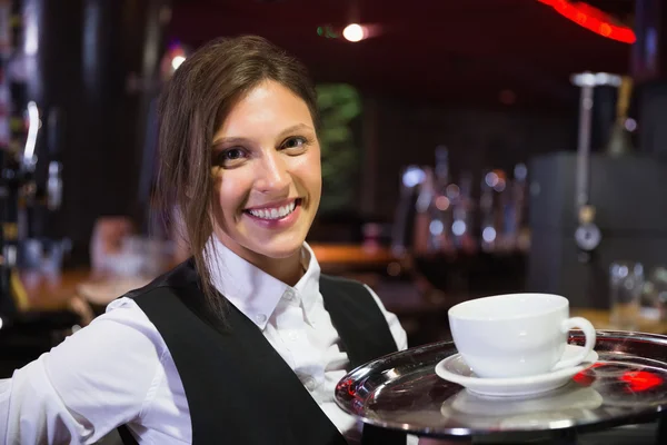 Glückliche Bardame hält Tablett mit Kaffee — Stockfoto