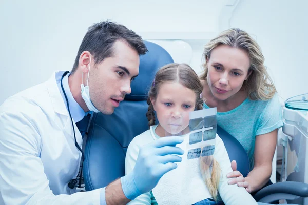 Dentista con asistente mostrando a la chica su boca rayos X —  Fotos de Stock