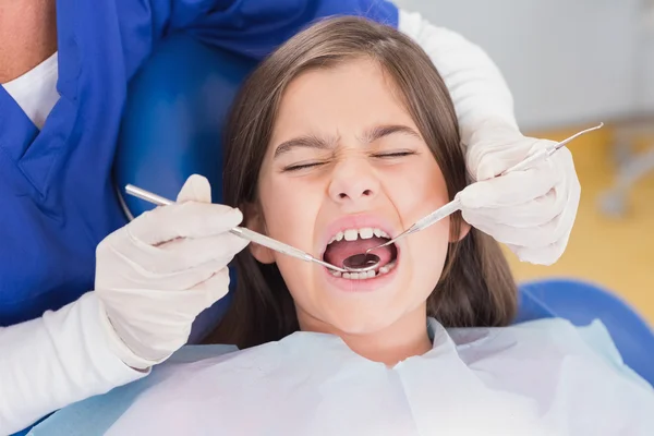 Paciente joven asustado en examen dental — Foto de Stock