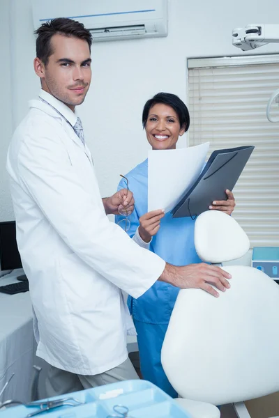 Retrato de dentistas sonrientes — Foto de Stock