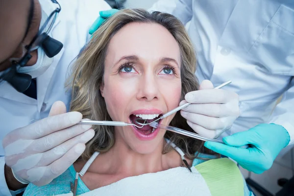 Nahaufnahme einer Frau, die ihre Zähne untersuchen lässt — Stockfoto