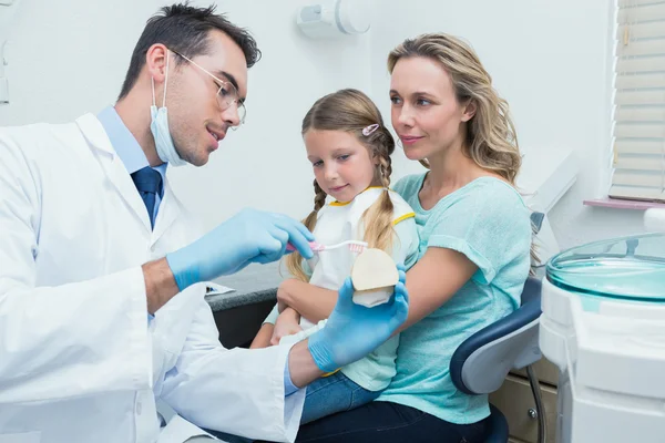 Dentista com assistente de ensino menina — Fotografia de Stock