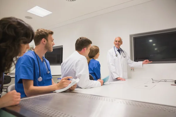 Professore di medicina che insegna ai giovani studenti — Foto Stock