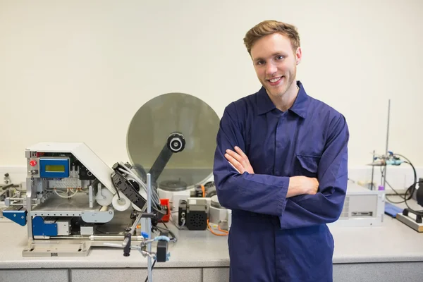 Engineering student ler mot kameran — Stockfoto