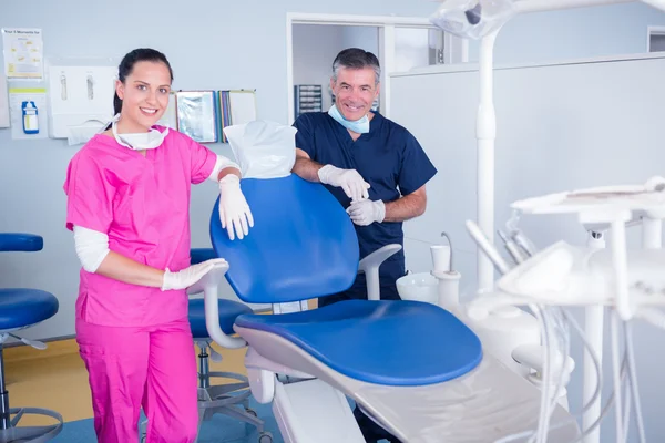 Dentista y asistente invitándote a la silla —  Fotos de Stock