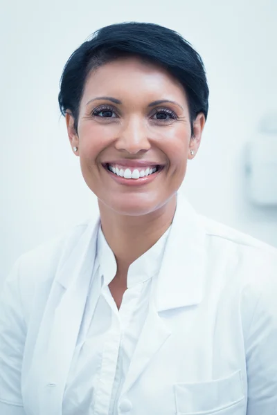 Säker kvinnliga tandläkare leende — Stockfoto
