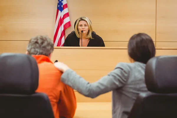 Rechter en advocaat bespreken de zin voor gevangene — Stockfoto