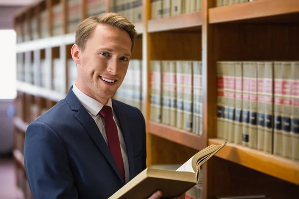 Beau avocat dans la bibliothèque de droit — Photo