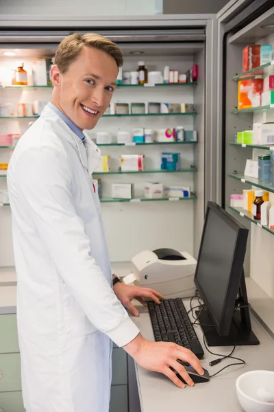 Schöner Apotheker mit dem Computer — Stockfoto