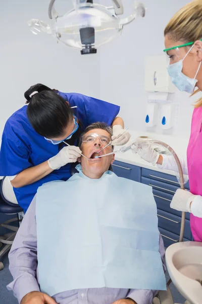 Odontoiatra che esamina un paziente — Foto Stock
