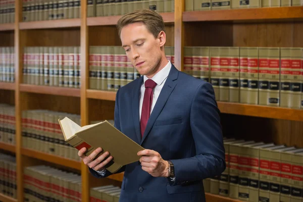 Knappe advocaat in de law library — Stockfoto