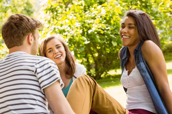 Smiling friends student sitting and talking — Stock Photo, Image