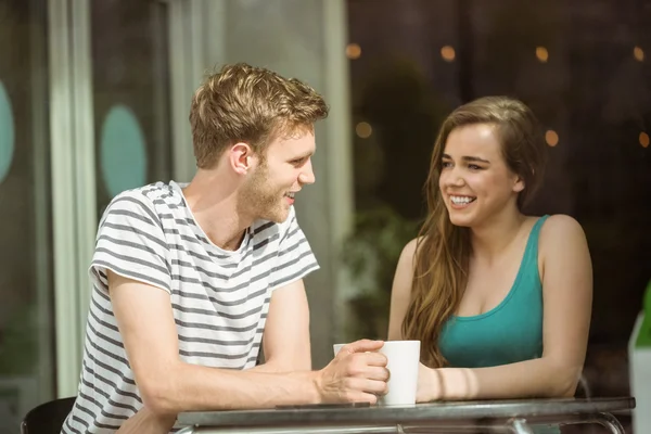 Ler vänner hålla mugg kaffe — Stockfoto