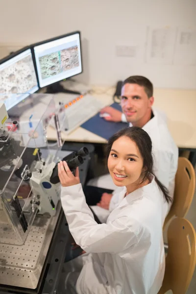 Студенты-биохимики используют большой микроскоп — стоковое фото