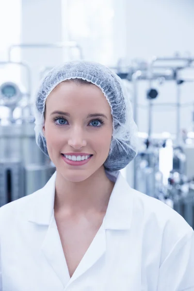 Portrait of a smiling scientist wearing hair net — Stock Photo, Image