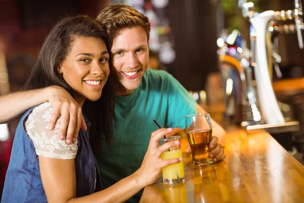 Glimlachend vrienden praten en drinken bier en gemixt drankje — Stockfoto