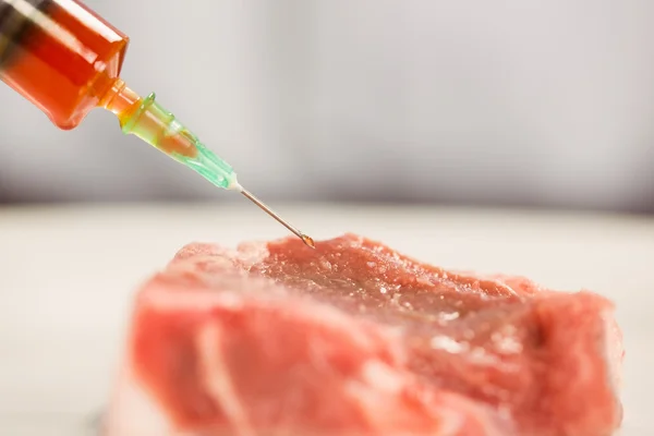 Scienziato alimentare che inietta carne cruda — Foto Stock