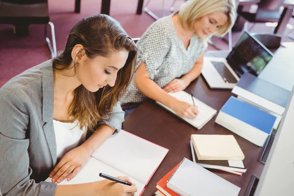 Rijpt vrouwtjes studenten — Stockfoto