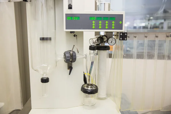 İlaç yapımında kullanılan makine — Stok fotoğraf