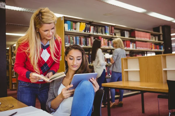 Estudiantes usando una tableta digital — Foto de Stock