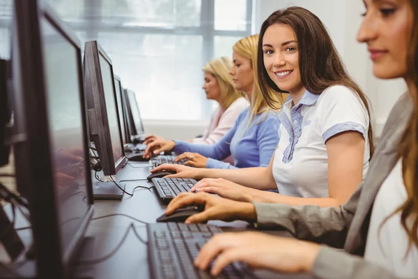 Mulher feliz na sala de informática — Fotografia de Stock