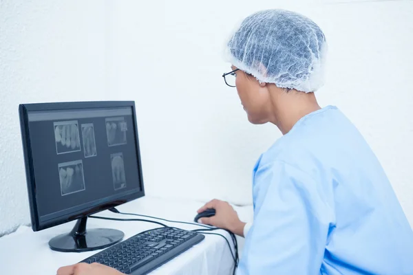 Dentista mirando rayos X en la computadora — Foto de Stock