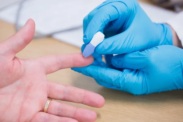 Close-up de um médico a testar o sangue dos seus pacientes — Fotografia de Stock
