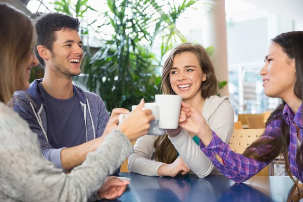 Jovens estudantes tomando café juntos — Fotografia de Stock