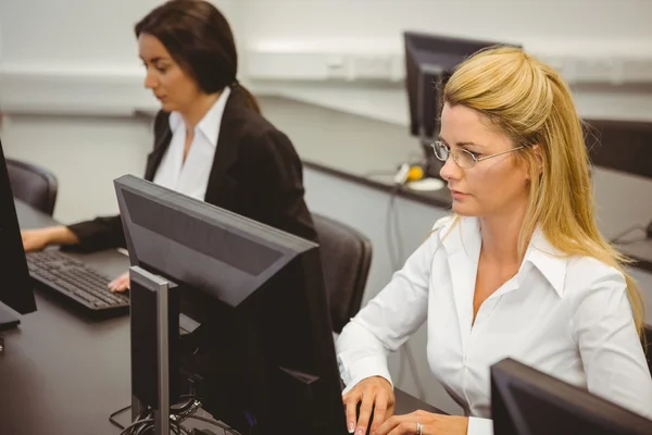 Fokuserade affärskvinnor arbetar i datasal — Stockfoto