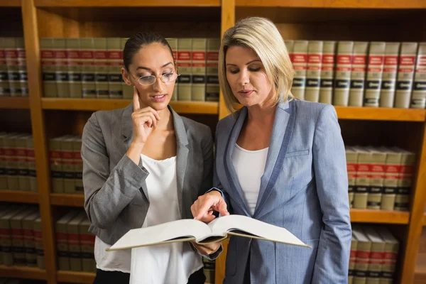 Avvocati che parlano nella biblioteca di legge — Foto Stock