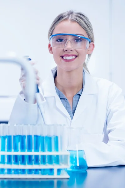 Estudante de ciências usando pipeta no laboratório — Fotografia de Stock