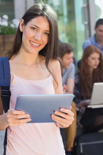 Estudante bonita usando seu tablet pc no campus — Fotografia de Stock