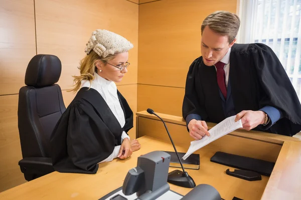 Адвокат розмовляє з суддею — стокове фото
