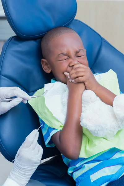 Primo piano di ragazzo avendo i denti esaminati — Foto Stock