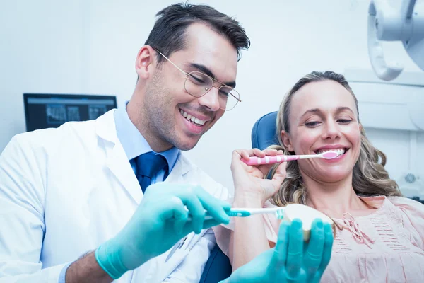 Maschio dentista insegnamento donna — Foto Stock