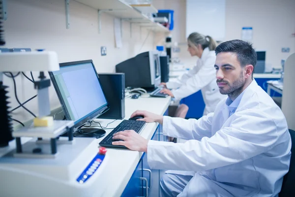 Food scientist using technology to analyse cheese — Stock Photo, Image