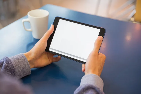 Jonge student zijn Tablet PC met café — Stockfoto