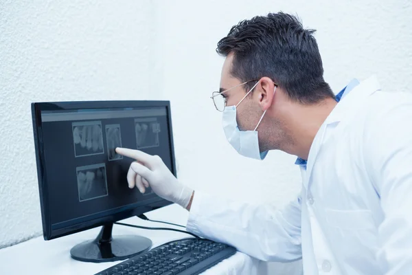 Tandarts x-ray kijken op computer — Stockfoto