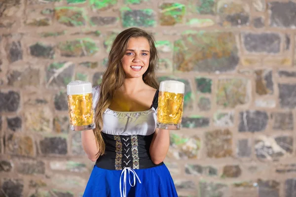 Sorrindo oktoberfest barmaid com cerveja — Fotografia de Stock