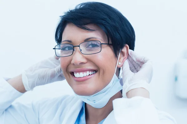 Retrato de dentista feminino sorridente — Fotografia de Stock