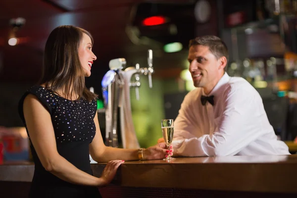 Bonito barman servindo champanhe para o cliente — Fotografia de Stock