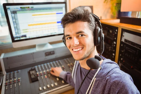Retrato de un estudiante universitario mezclando audio — Foto de Stock