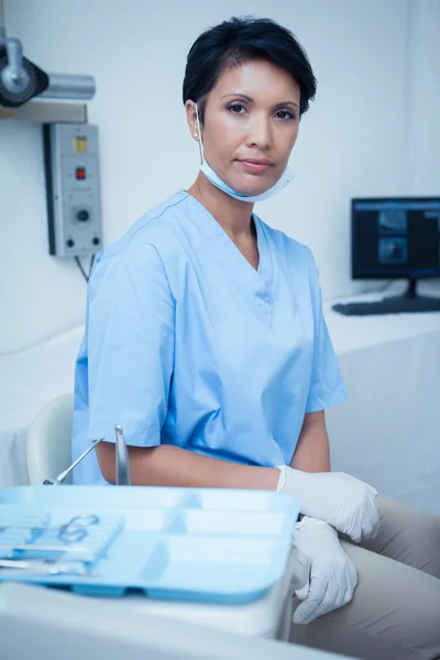 Portret van vrouwelijke tandarts — Stockfoto