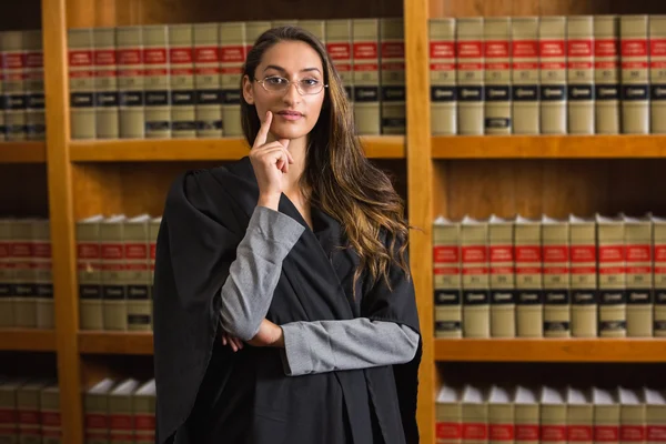 Hübsche Anwältin schaut in die Kamera in der Rechtsbibliothek — Stockfoto