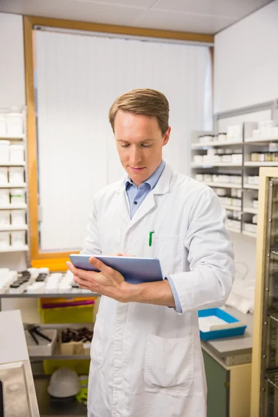 Farmacéutico enfocado con el comprimido pc — Foto de Stock