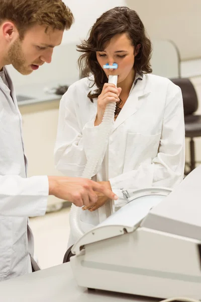 Estudantes de medicina trabalhando juntos no laboratório — Fotografia de Stock