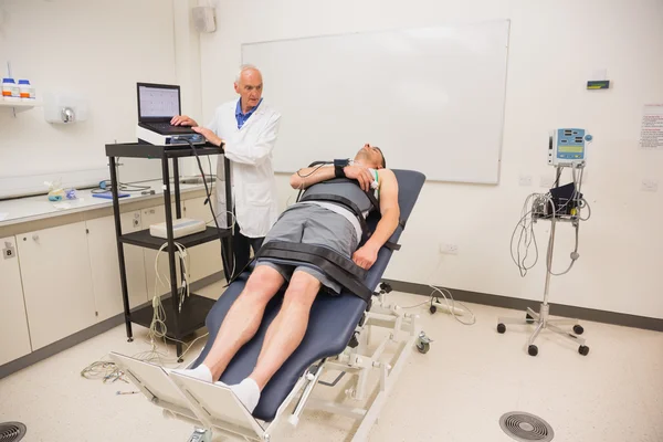 Man lying on gurney to find out his BMR — Stock Photo, Image