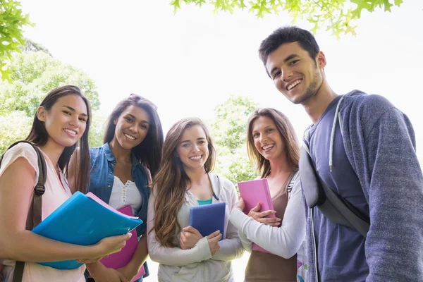 Glückliche Studenten lächeln draußen auf dem Campus in die Kamera — Stockfoto