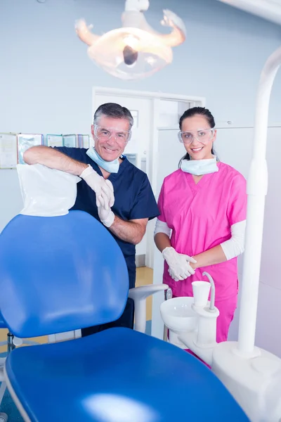 Dentista e assistente con occhiali protettivi — Foto Stock