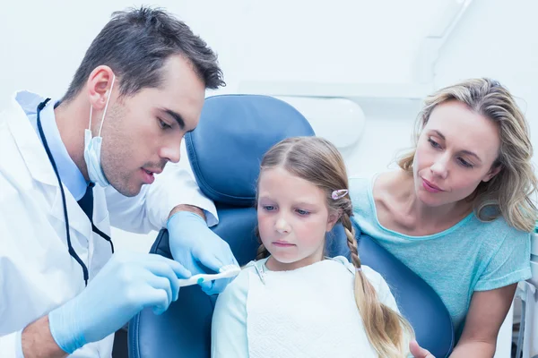 Οδοντίατρος με βοηθός διδασκαλίας κορίτσι — Φωτογραφία Αρχείου